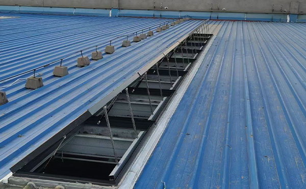 某城市大型商业综合体中庭呼图壁排烟窗工程