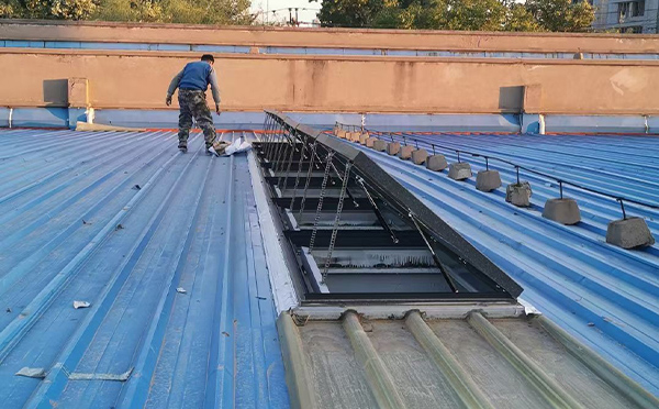 某区域性物流仓储中心呼图壁排烟窗系统安装项目