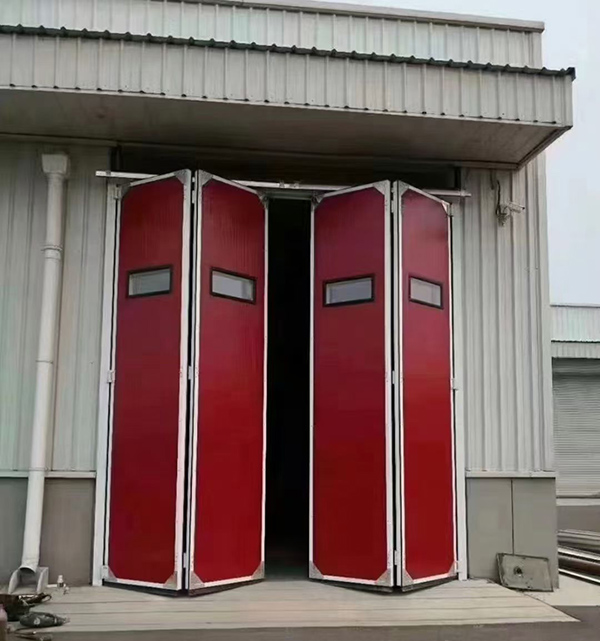 呼图壁工业折叠门在大型装配车间出入口的应用实例 呼图壁工业折叠门在大型装配车间出入口的应用实例